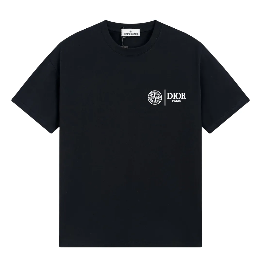 W605#P110💰 2025🆕 Stone lsland/Stone Island joint Dior printed short-sleeved T-shirt ⚠️[Original creation with high control of details] -Made of 260g combed cotton double yarn, soft and comfortable to the touch, sweat-absorbent and breathable. -Simple basic and versatile style, original quality, the first choice for couples. -Made by a large factory, four needles and five threads on the shoulder, neat alignment, high quality workmanship. -Same style for men and women. Very versatile, one piece for everyone, details are clearly visible. Color: black and white black blue white Size: M L